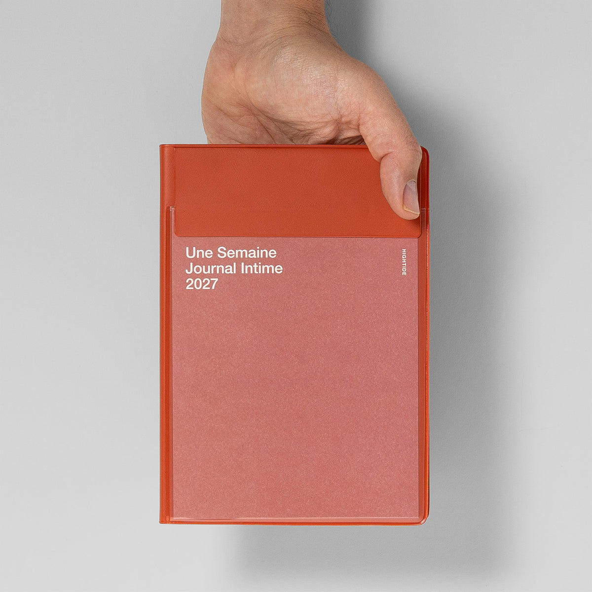 Größenvergleich B6 – der Iris Wochenkalender neben der Hand
