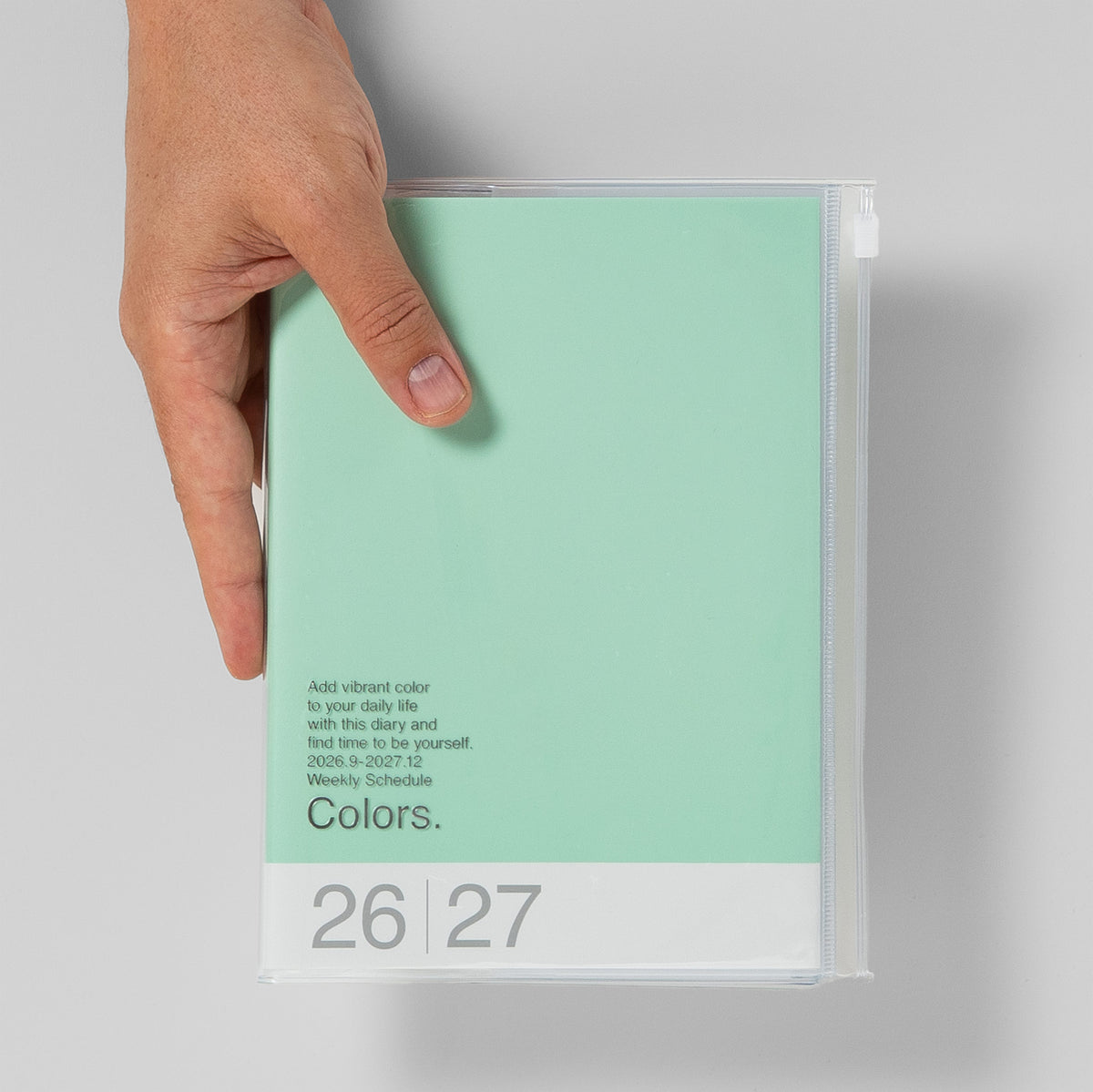 Mark's Taschenkalender A5 2026/27 Größenvergleich mit Hand, Farbe Mint