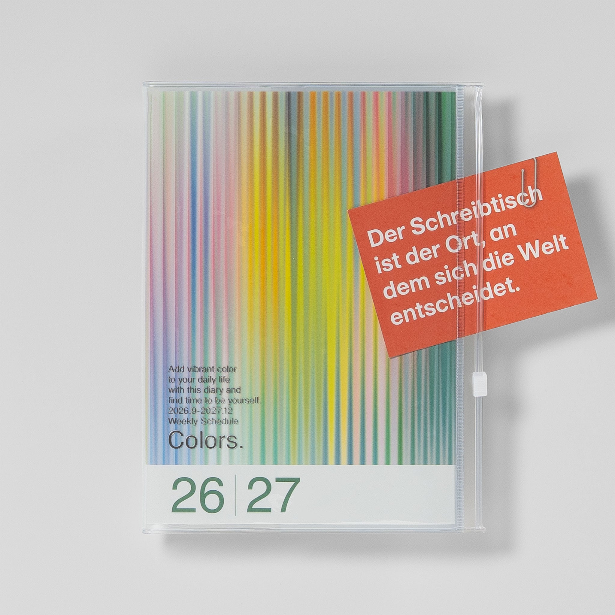 Mark's Taschenkalender A5 2026/27, Farbe Grün – Anwendungsbeispiel mit Flyer in der Umschlagtasche