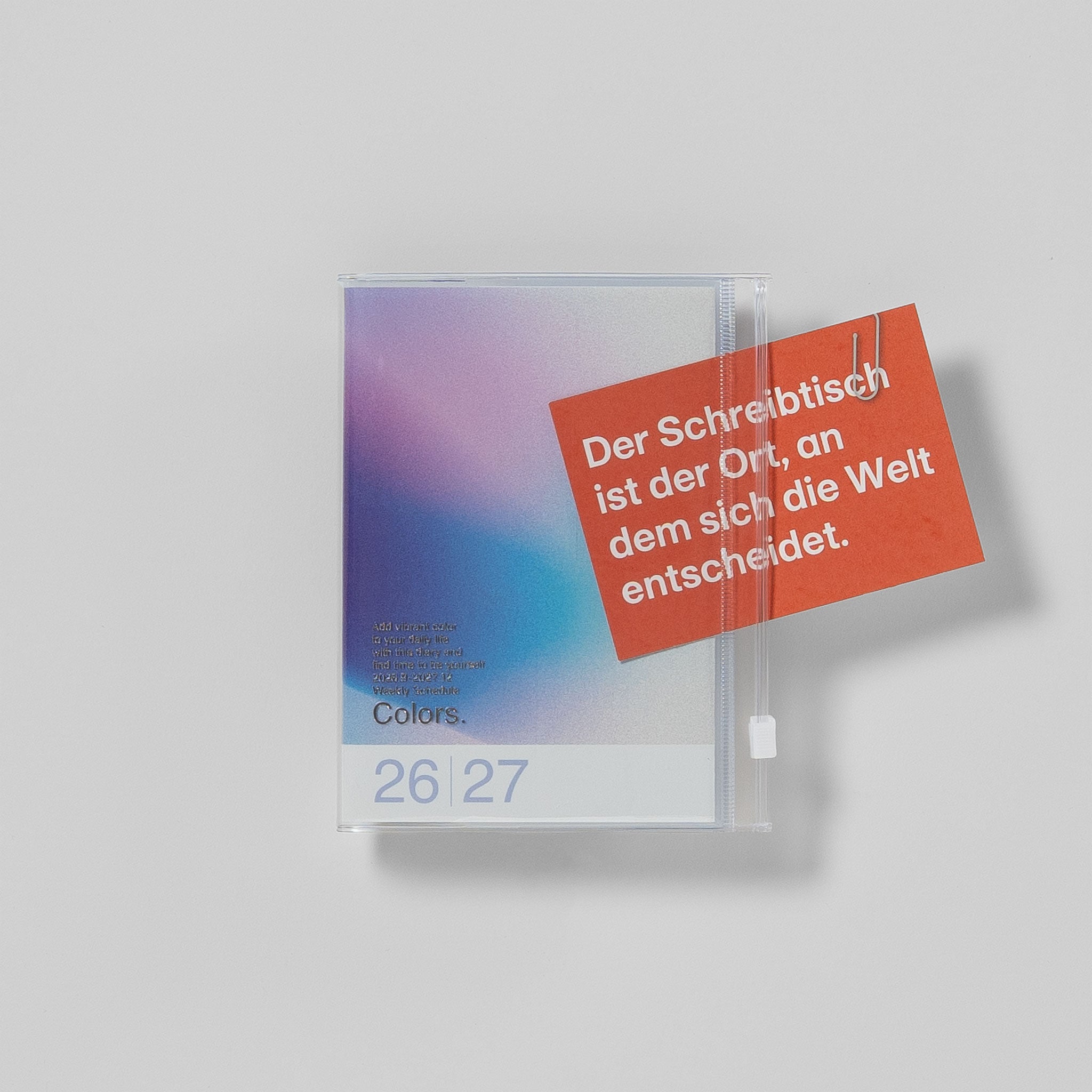 Mark's Taschenkalender A6 2026/27, Farbe Blau – Anwendungsbeispiel mit Flyer in der Umschlagtasche