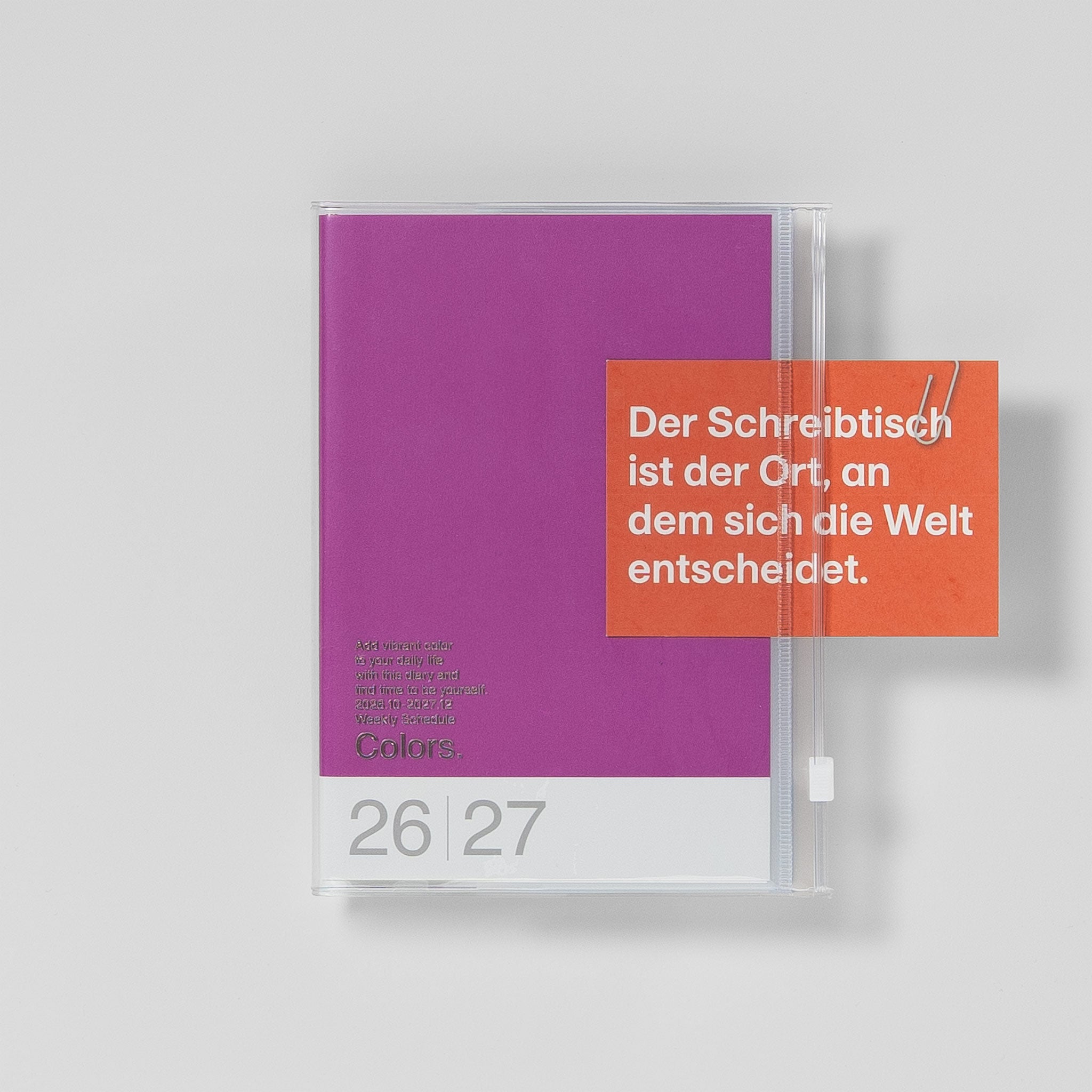 Mark's Taschenkalender B6 2026/27, Farbe Violett – Anwendungsbeispiel mit Flyer in der Umschlagtasche