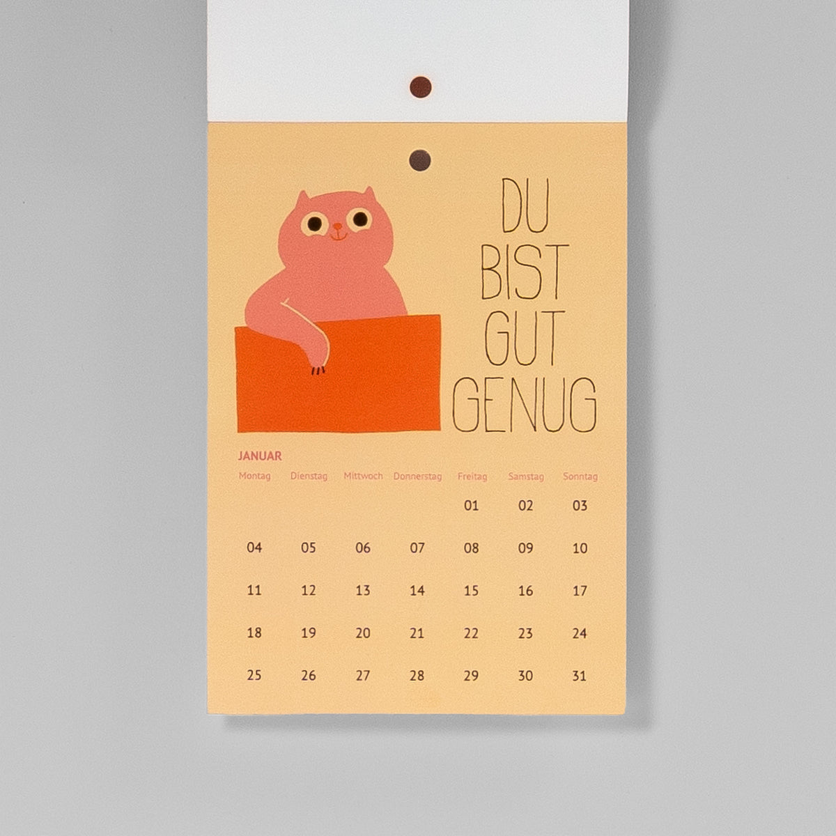 Januarblatt Du bist gut genug – rosa Katze lehnt auf einem orangefarbenen Kasten