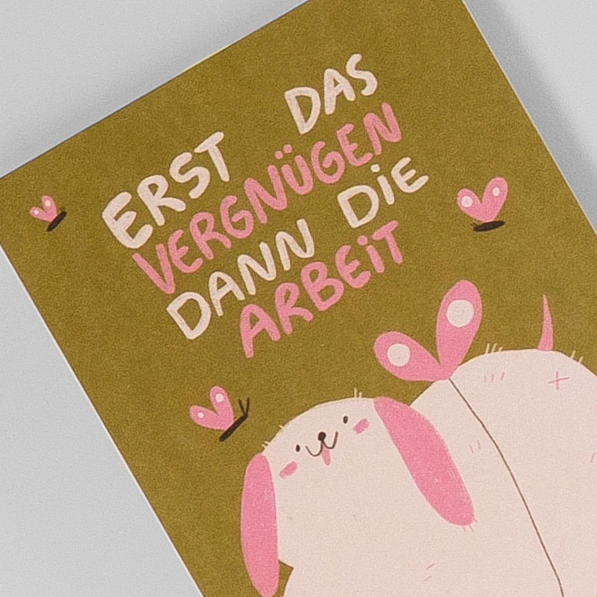 Detailansicht der Slinga Postkarte „Erst das Vergnügen, dann die Arbeit“
